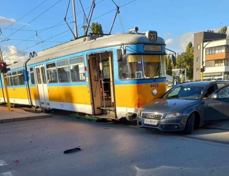 Кошмарно меле с трамвай в столицата СНИМКИ 