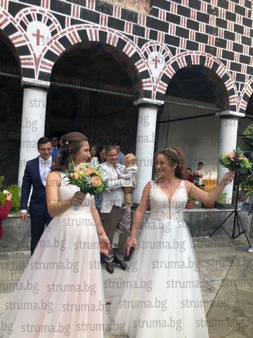 Две сестри се прибраха от Испания с годениците си, за да се венчаят заедно в Благоевград заради... СНИМКИ