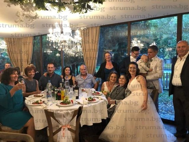 Две сестри се прибраха от Испания с годениците си, за да се венчаят заедно в Благоевград заради... СНИМКИ