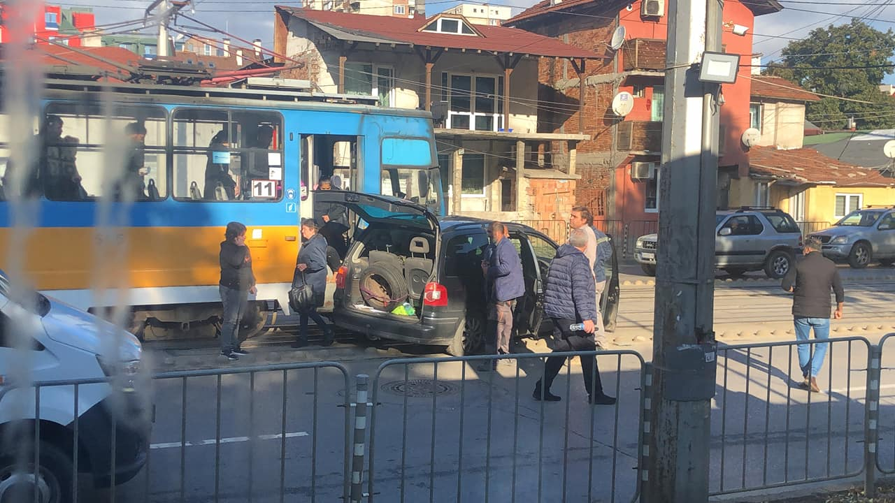 Катастрофа с трамвай на оживен столичен булевард СНИМКА