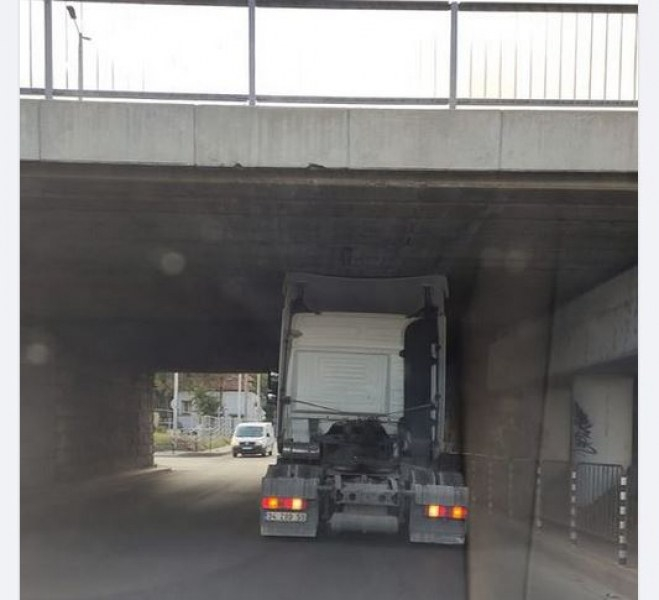 Шофьор на тир сътвори голяма простотия под мост в Пловдив