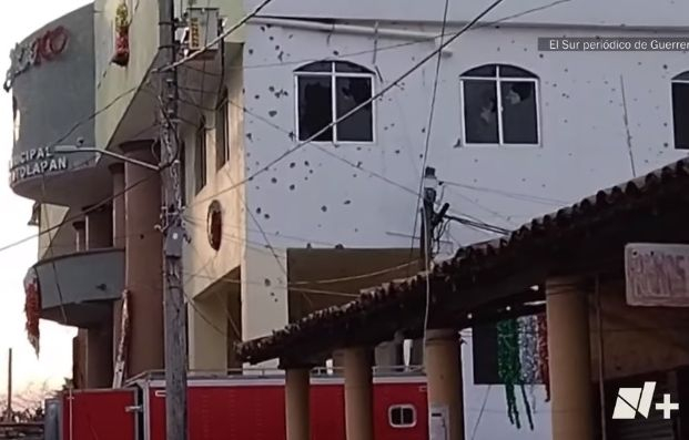 Клане в Мексико: Гангстери нахлуха в кметство и оставиха 18 трупа на полицаи и чиновници ВИДЕО 18+