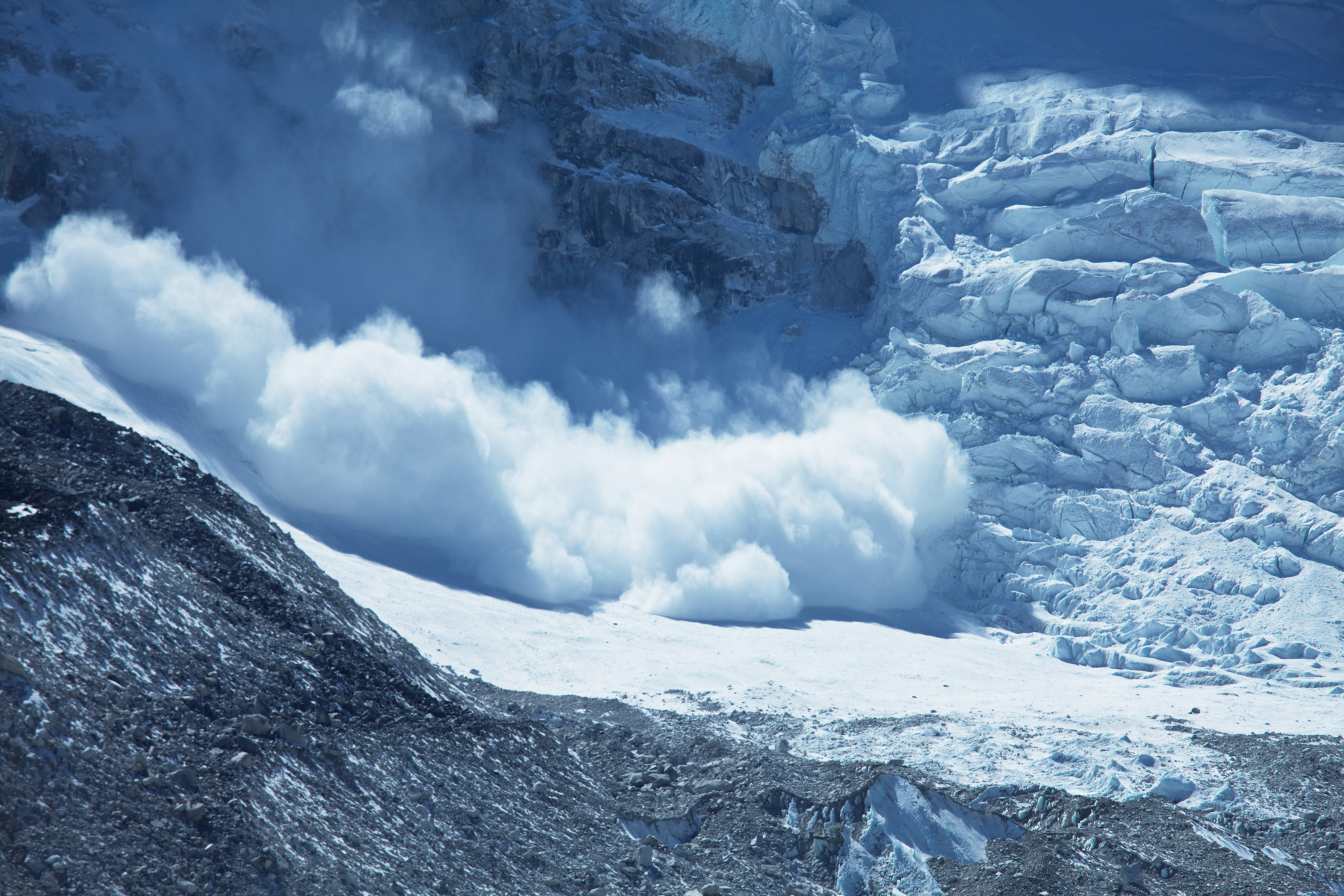 Кошмар на Хималаите! Най-малко 10 души загинаха ВИДЕО