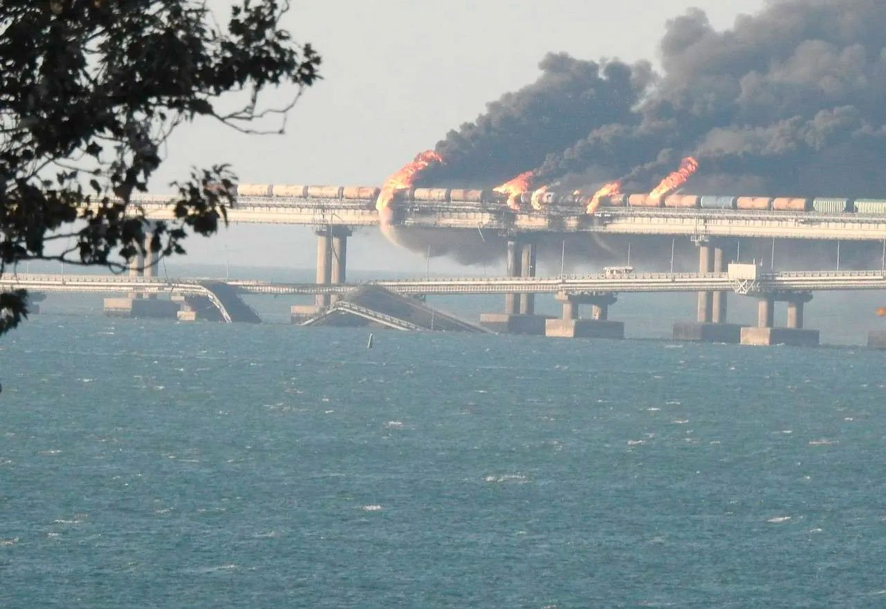 Кошмарна ситуация край Кримския мост след взрива, ужасът стигна и до Черно море КАРТА