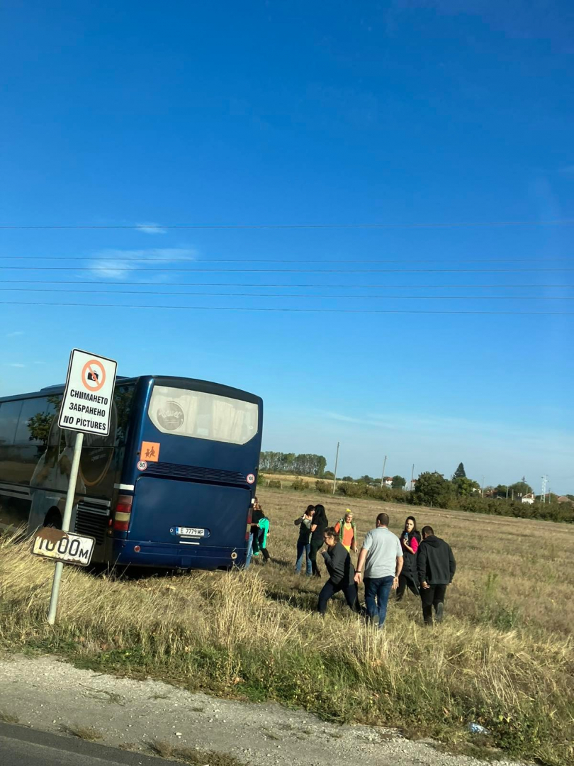 Тежко верижно меле с автобус на входа на Граф Игнатиево, линейки и пожарни летят към мястото СНИМКИ 