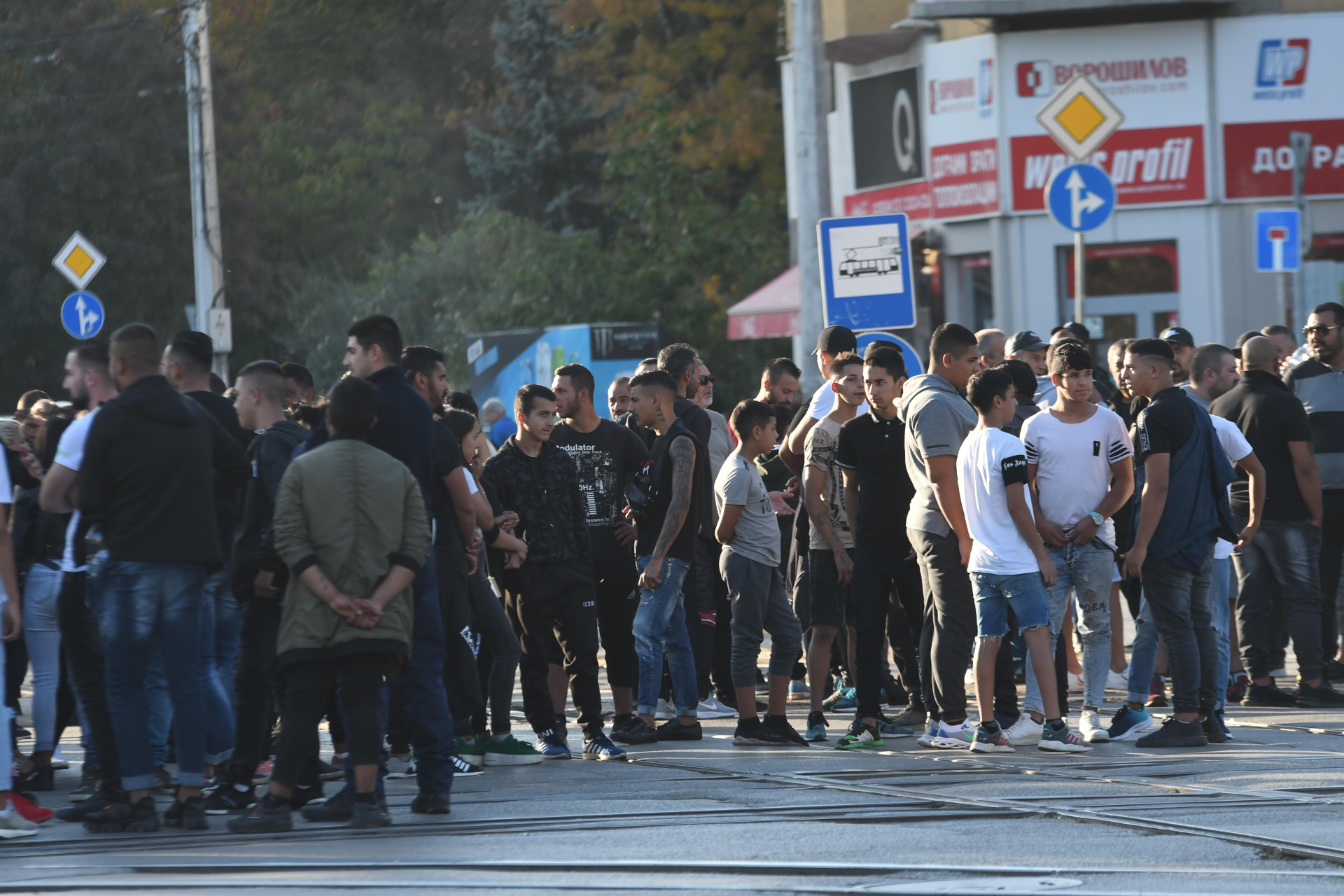 Роми блокираха възлово кръстовище след убийството на таксиметровия шофьор, почерня от полиция СНИМКИ