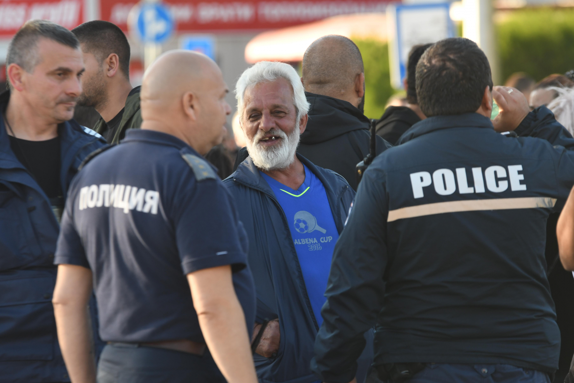 Роми блокираха възлово кръстовище след убийството на таксиметровия шофьор, почерня от полиция СНИМКИ