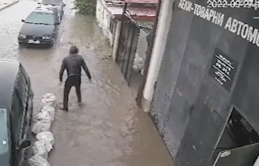 Пълен абсурд: 14 години столичанин сам си прави дига при всеки дъжд, за да си спаси дома ВИДЕО