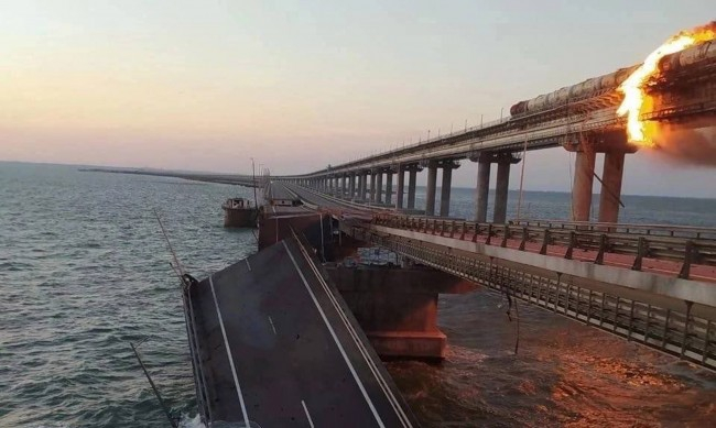 ВИДЕО заплете мистерия с атаката на Кримския мост, тайно оръжие ли е в центъра на взрива