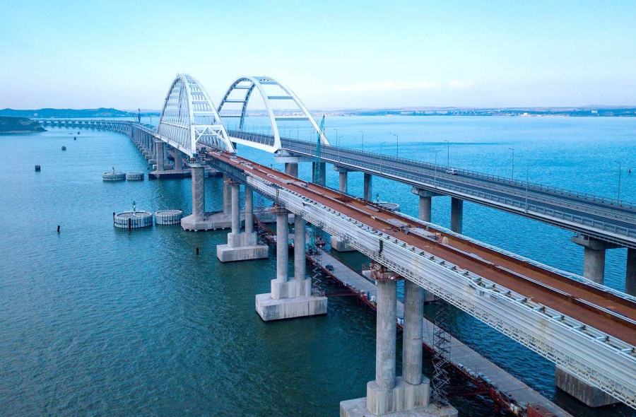 Експерт: Кримският мост оцеля благодарение на хитрата си конструкция