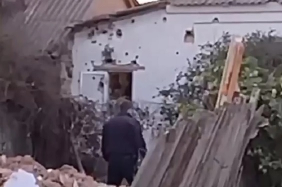 ВИДЕО от войната: Руски танк случайно стреля по къща в Крим