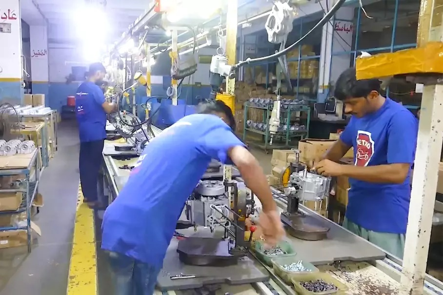 Феноменални: Как в Индия сглобяват двигател ръчно само за 8 минути ВИДЕО