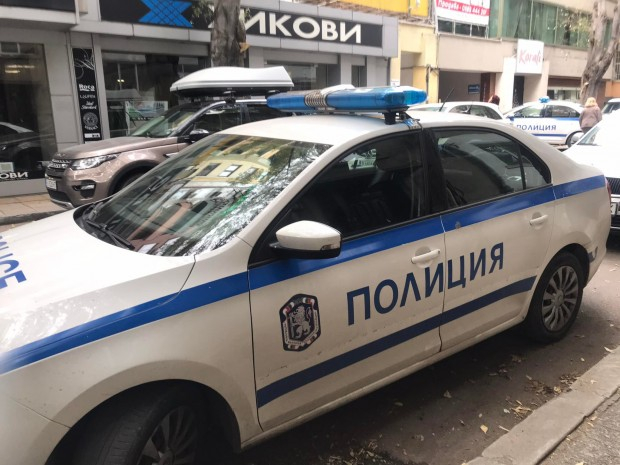 В центъра на Варна гъмжи от полиция!