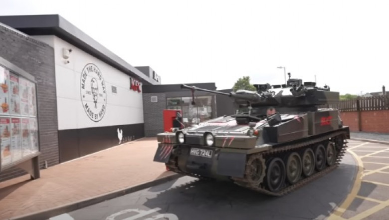 Зрелищни ВИДЕА: Мъж премина с танк през авто гишето на KFC