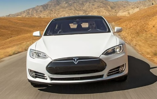 Уникална Tesla с бензинов двигател изминава почти 3 000 км без презареждане ВИДЕО