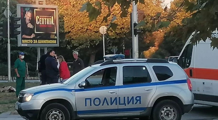 Ужас в Пловдив! Мъж лежи на тревата, всички се питат жив ли е СНИМКИ