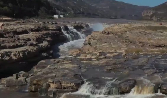 Изумителна дъга се е появила над водопадите Хукоу ВИДЕО