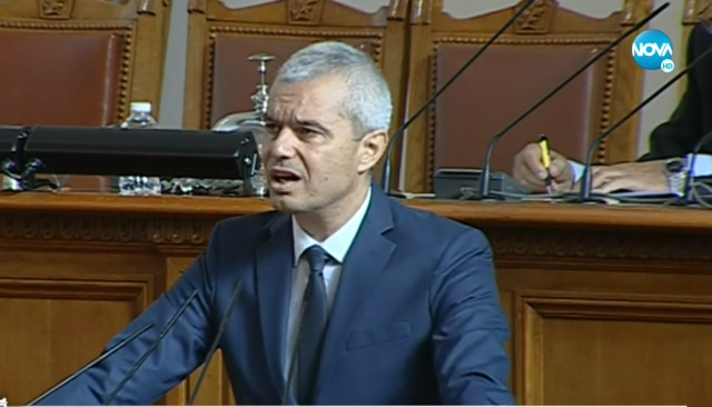 Костадинов изпразни пленарната зала по време на речта си СНИМКИ