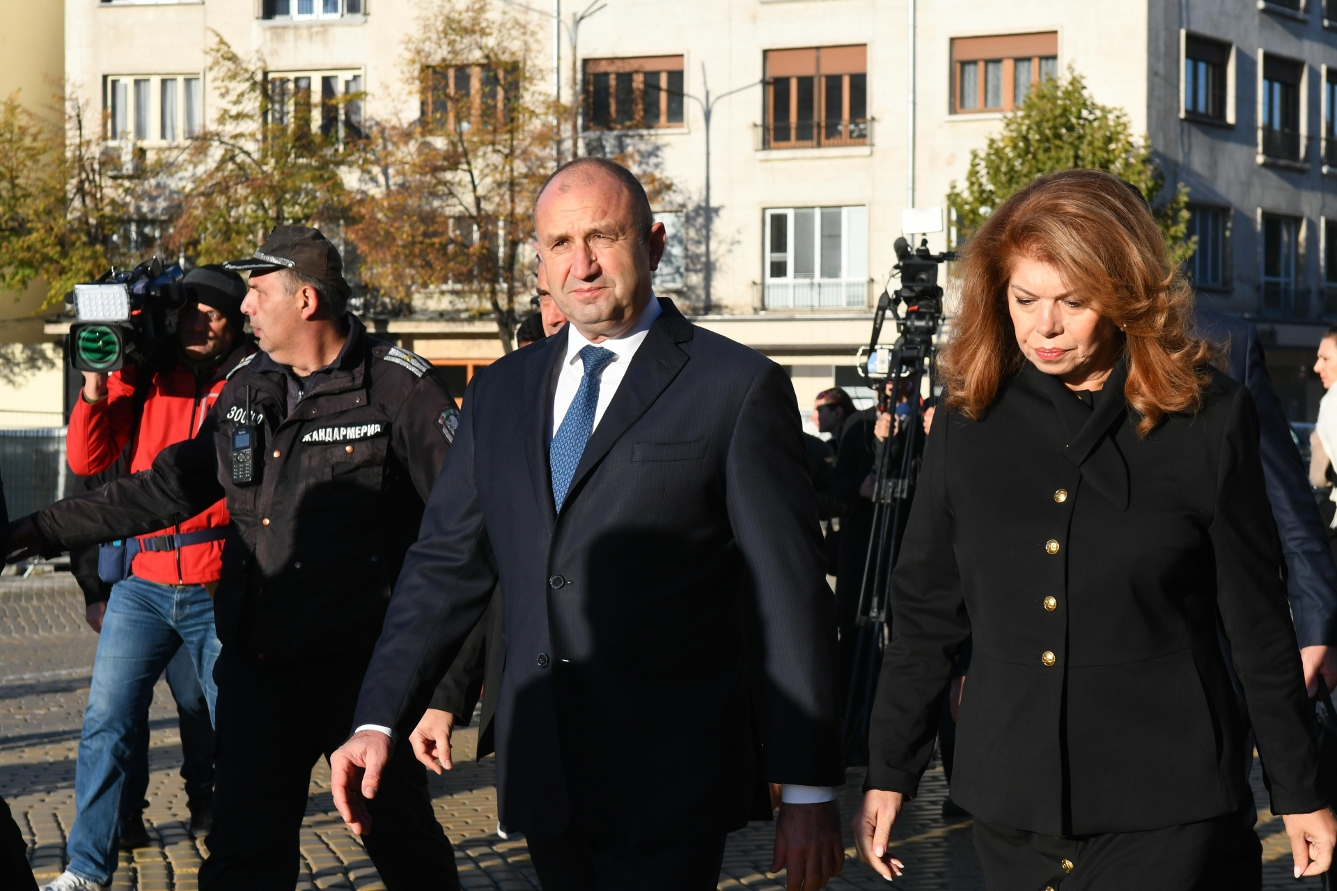 Радев отказа лимузината, пристигна в парламента без съпругата си Десислава СНИМКИ
