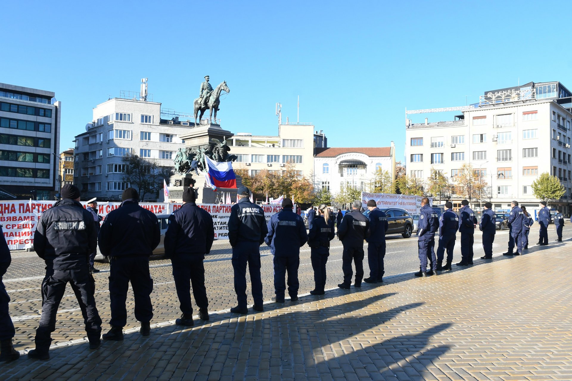 Радев отказа лимузината, пристигна в парламента без съпругата си Десислава СНИМКИ