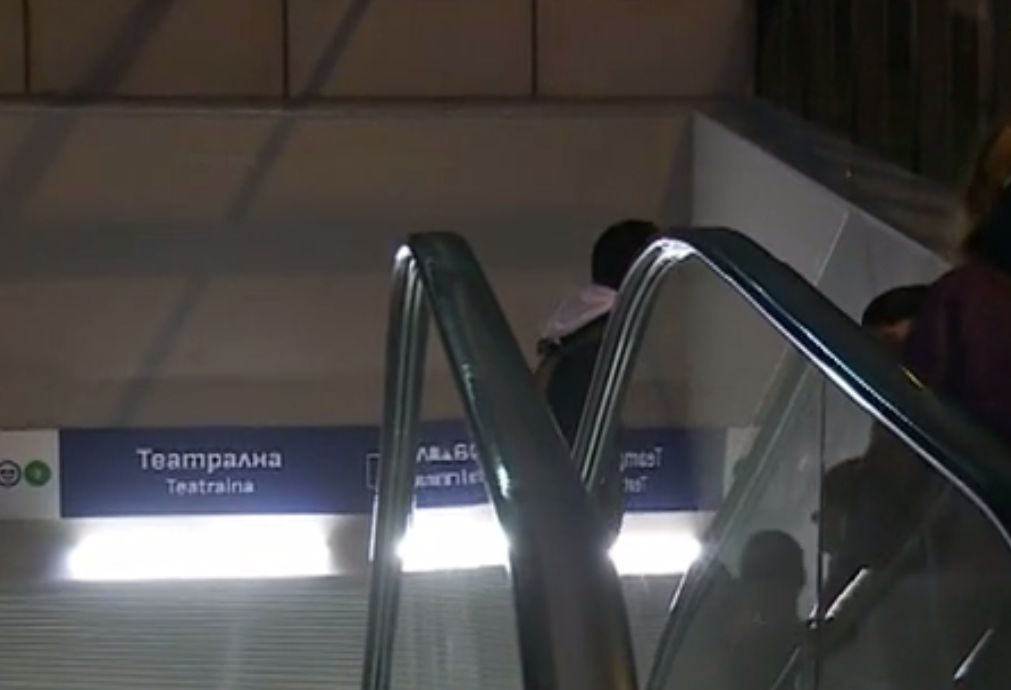 Мистериозен мъж с брада застана зад момче на ескалатора на метростанция в София и стана страшно ВИДЕО