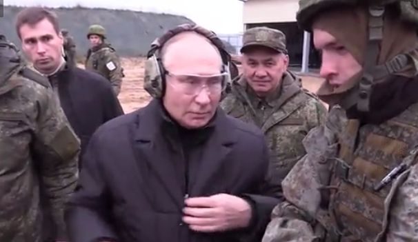 Путин провери как върви обучението на мобилизираните, направи показно със снайперистка винтовка ВИДЕО 