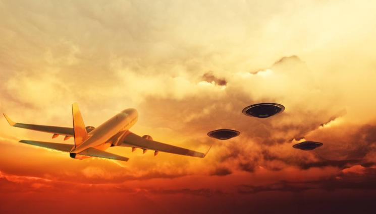 Нашествие от НЛО постоянно тормозят самолетите над Тихия океан ВИДЕО