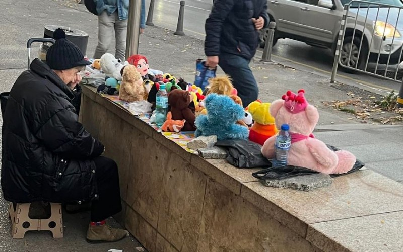 Историята на тази жена, продаваща плюшки на улица в София, разтърси мрежата