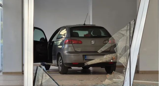 Почерпен шофьор влетя с колата си в магазин в Благоевград СНИМКИ 