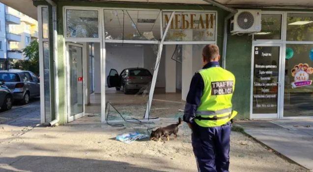 Почерпен шофьор влетя с колата си в магазин в Благоевград СНИМКИ 