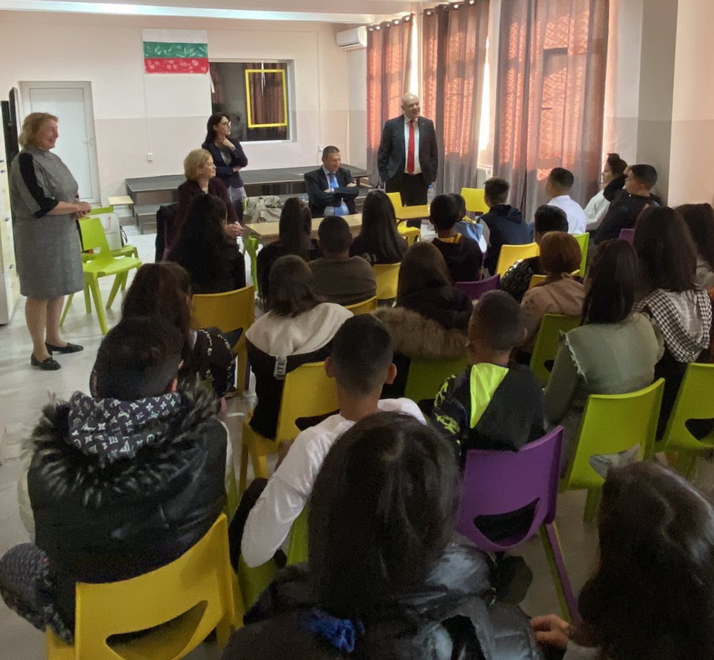 Главният прокурор Иван Гешев с лекция пред ромски деца във “Факултета”