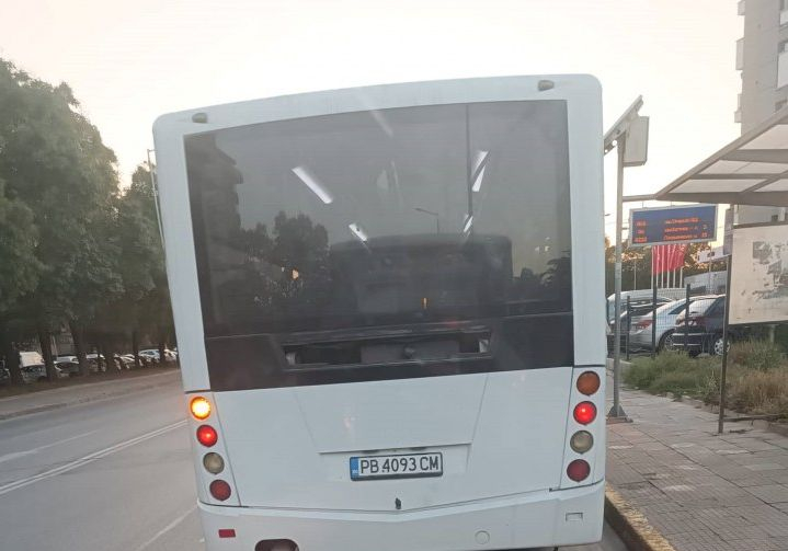 Шофьор на автобус направи голяма беля в София 