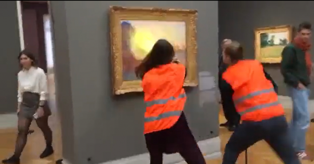 Екоактивисти заляха картина на Клод Моне с картофено пюре ВИДЕО