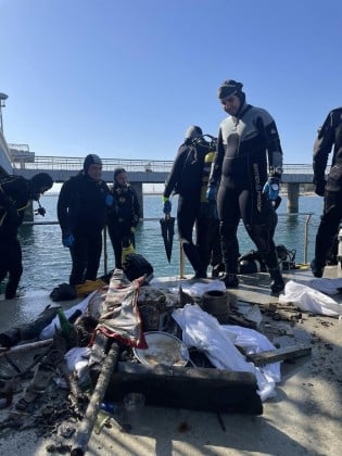 Не е за вярване какво извадиха водолази от морето до Моста в Бургас СНИМКИ