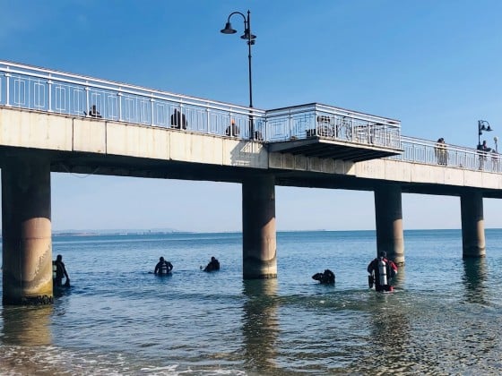 Не е за вярване какво извадиха водолази от морето до Моста в Бургас СНИМКИ