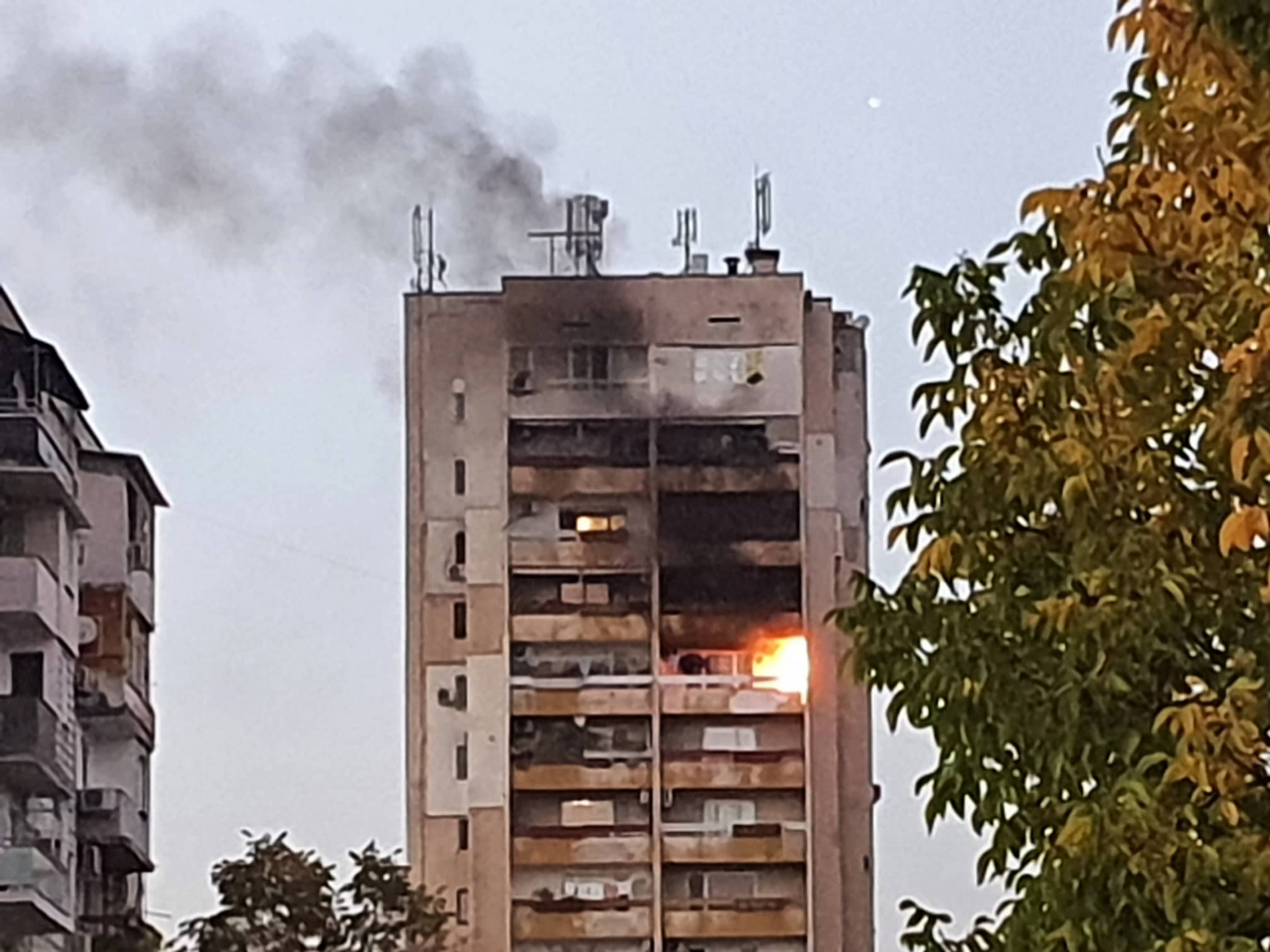 Огнен ад в Пловдив! Гори жилищен блок СНИМКИ