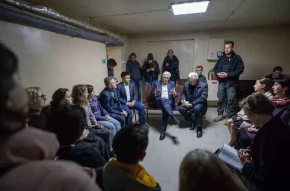 Президентът на Германия се крие в бункер над час при посещението си в Украйна ВИДЕО 