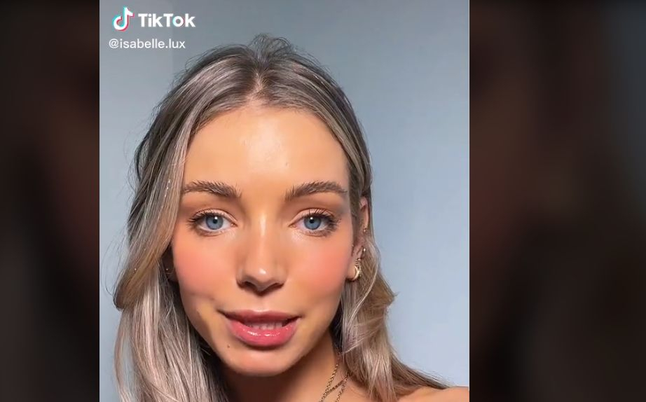 Секси TikTok блогърка поне нова смъртоносна мода! Опасно е - не го правете ВИДЕО