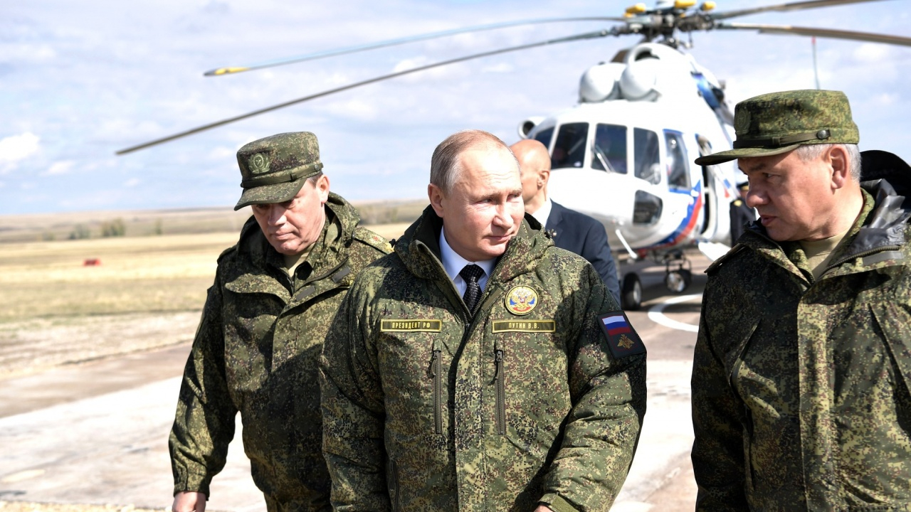 Шойгу докладва на Путин за масиран пуск на стратегически носители на ядрени оръжия ВИДЕО 