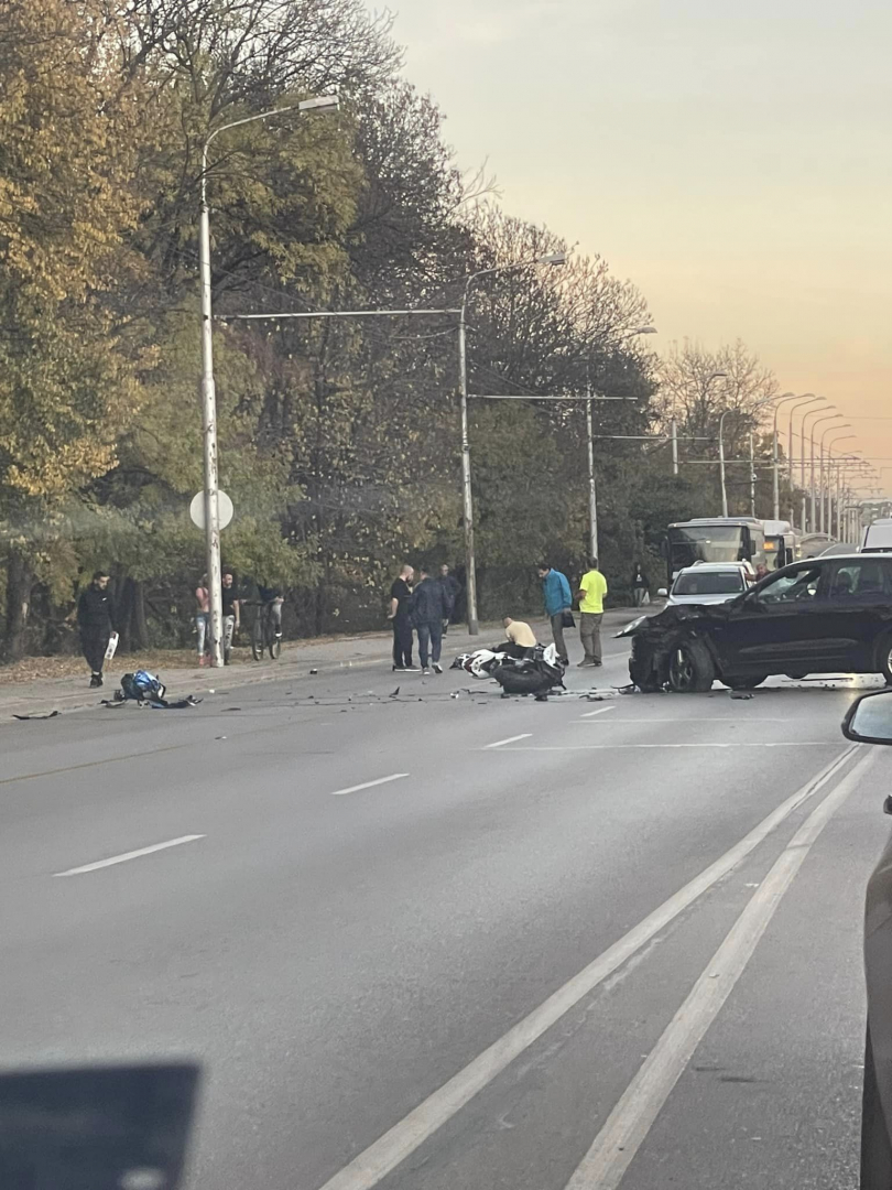 Страшен инцидент на ключов булевард в София, задръстването е огромно СНИМКИ