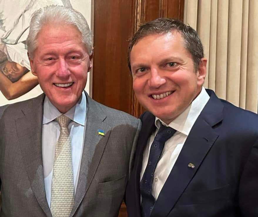 Български предприемач разговаря с Бил Клинтън