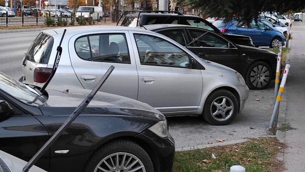Заплашителни БЕЛЕЖКИ и вдигнати чистачки - това се случи с десетки коли в Пловдив, ето защо
