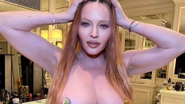 Мадона развя голи ц*ци в скандални СНИМКИ 18+