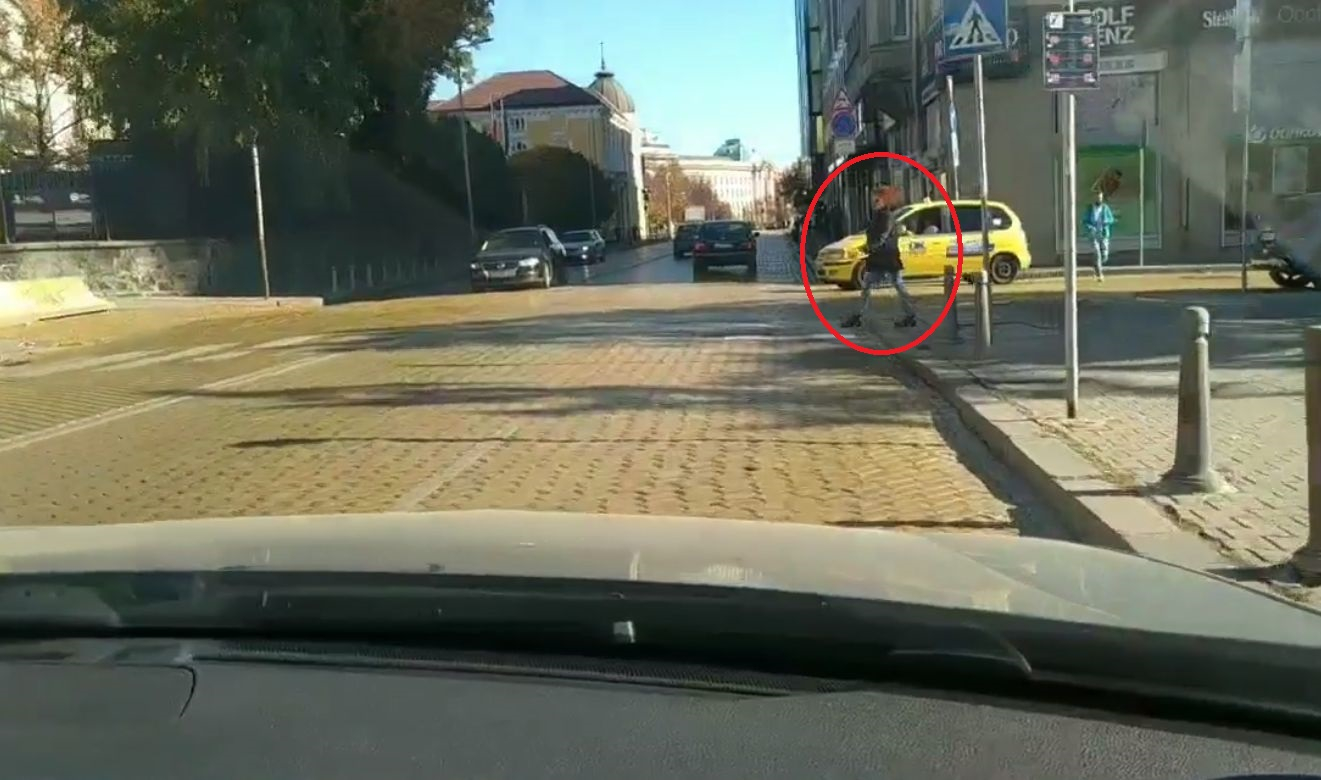 Първо в БЛИЦ! Червенокоса пешеходка на жълтите павета в София подпали мрежата ВИДЕО