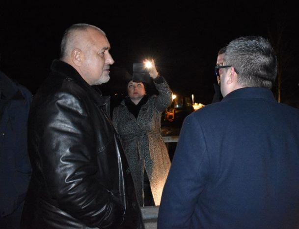 Маскирани изкараха Борисов по тъмно от дома му, а той... СНИМКА 