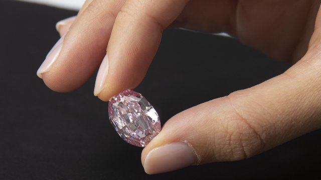 Продават красив розов диамант за колосална сума ВИДЕО