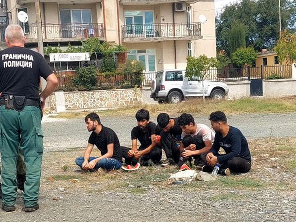 СРС-та заковаха гранични полицаи как се хвалят, че обират мигранти край Бургас 