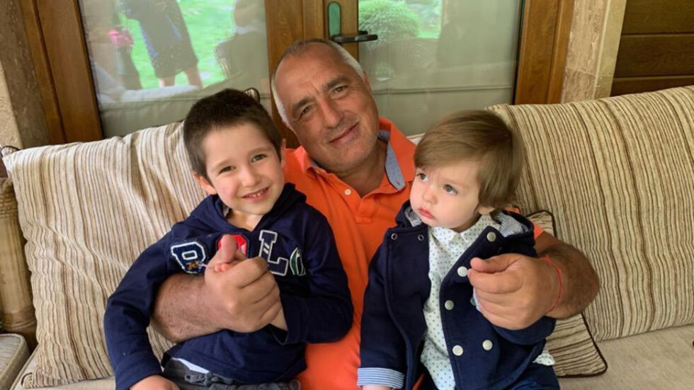 Блага вест: Бойко Борисов гушна трето внуче