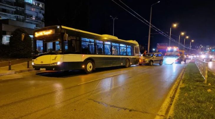 Брутално меле в Стара Загора: Мъж се накваси с 2 промила алкохол, натресе се в автобус СНИМКИ