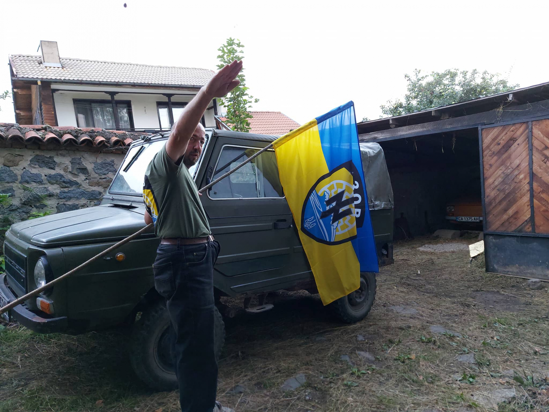Внукът на Димитър Талев развя знамето на "Азов" в Бистрица и стана страшно ВИДЕО